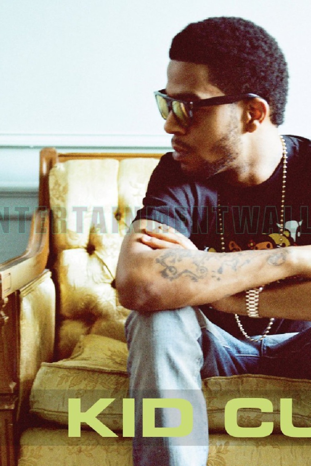 Kid Cudi сидит на желтом диване