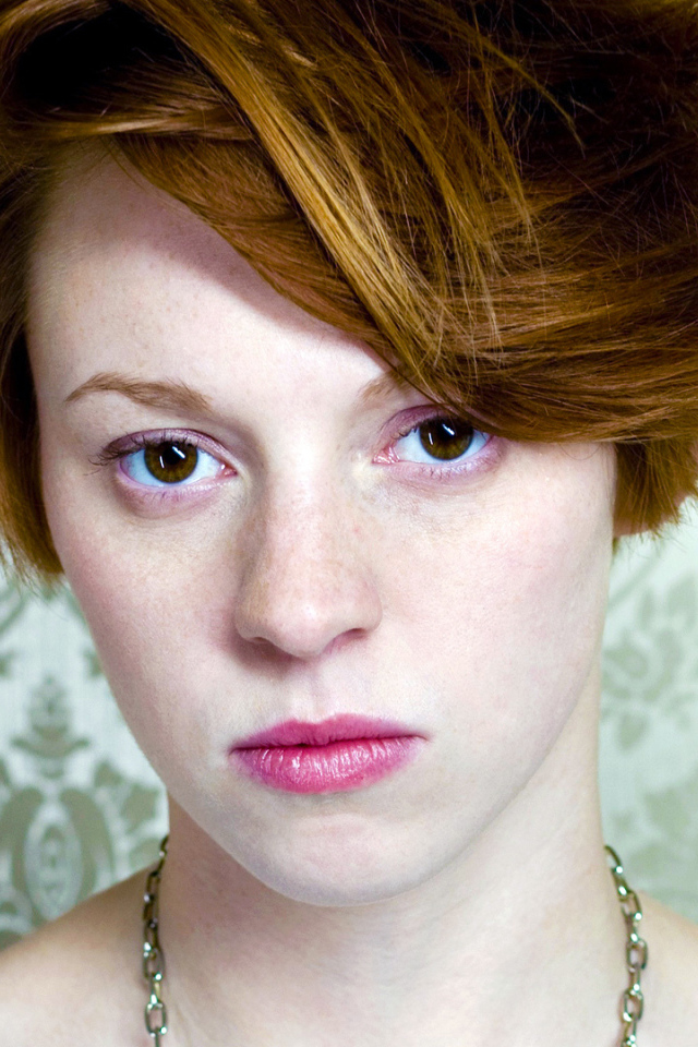 La Roux в зеленом фоне