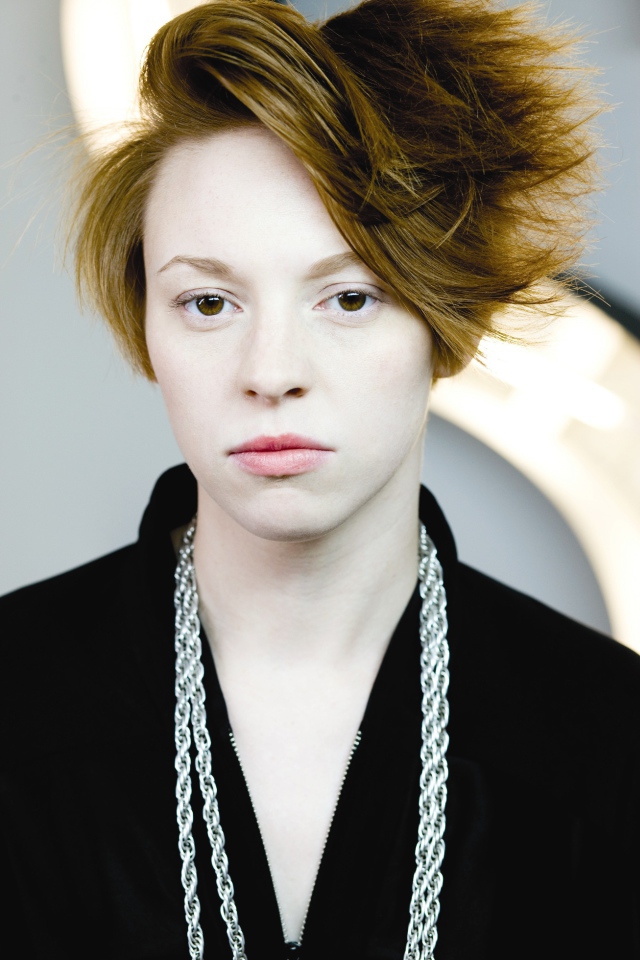 La Roux в серебряной цепочке