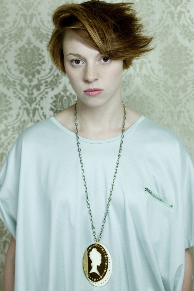 La Roux в белой футболке