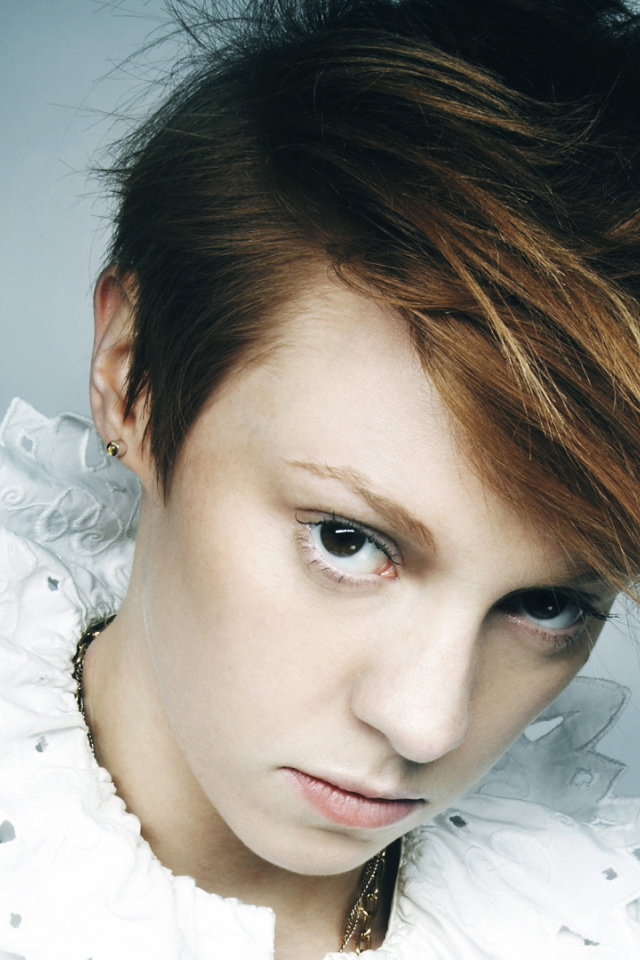 La Roux в белой рубашке
