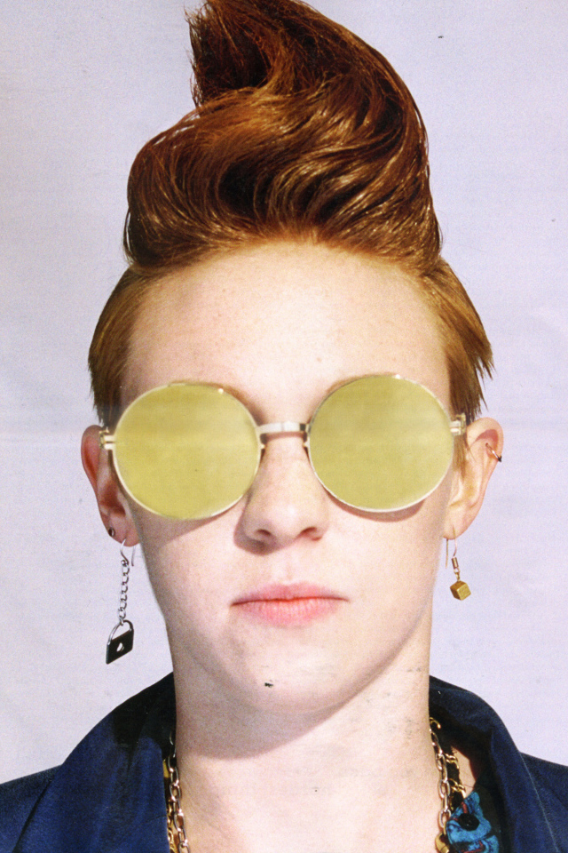 La Roux в желтых очках