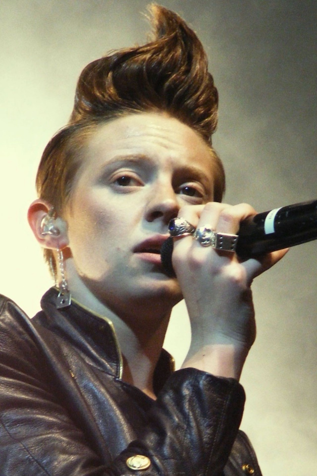 La Roux поет свои песни