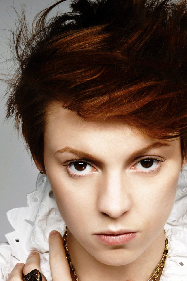 La Roux сердитый взгляд