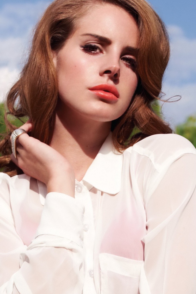 Lana Del Rey в прекрасном парке