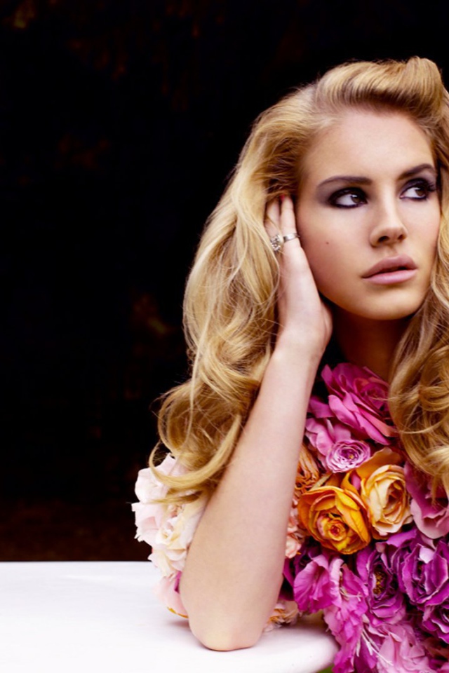 Lana Del Rey в платье цветов