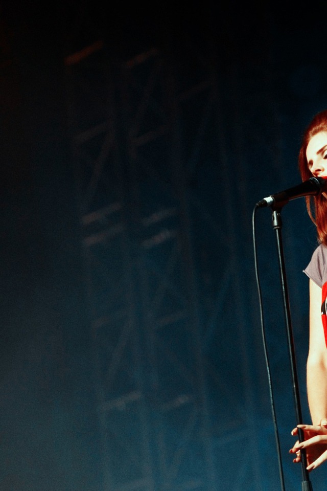 Lana Del Rey поет новую песню