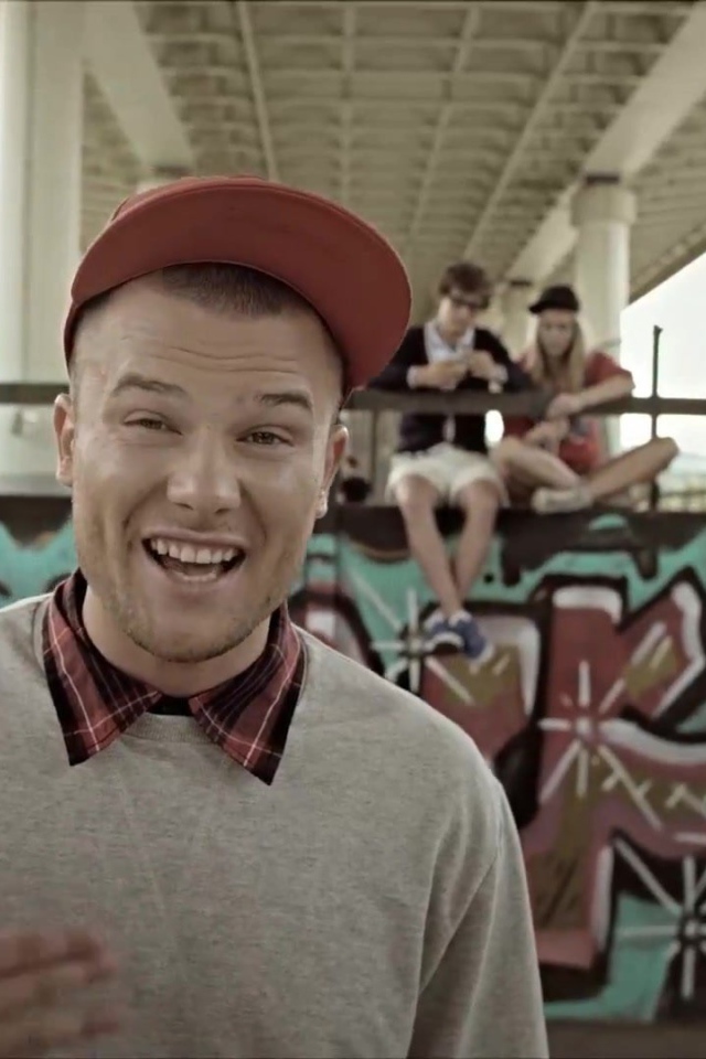 Макс Корж около граффити