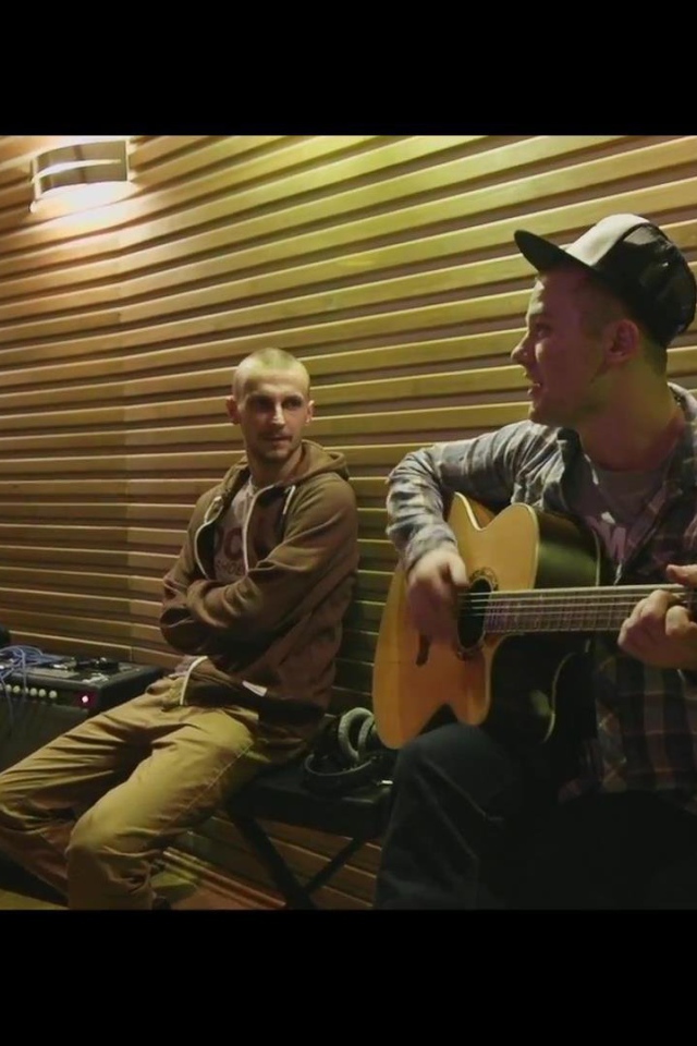 Макс Корж играет на гитаре