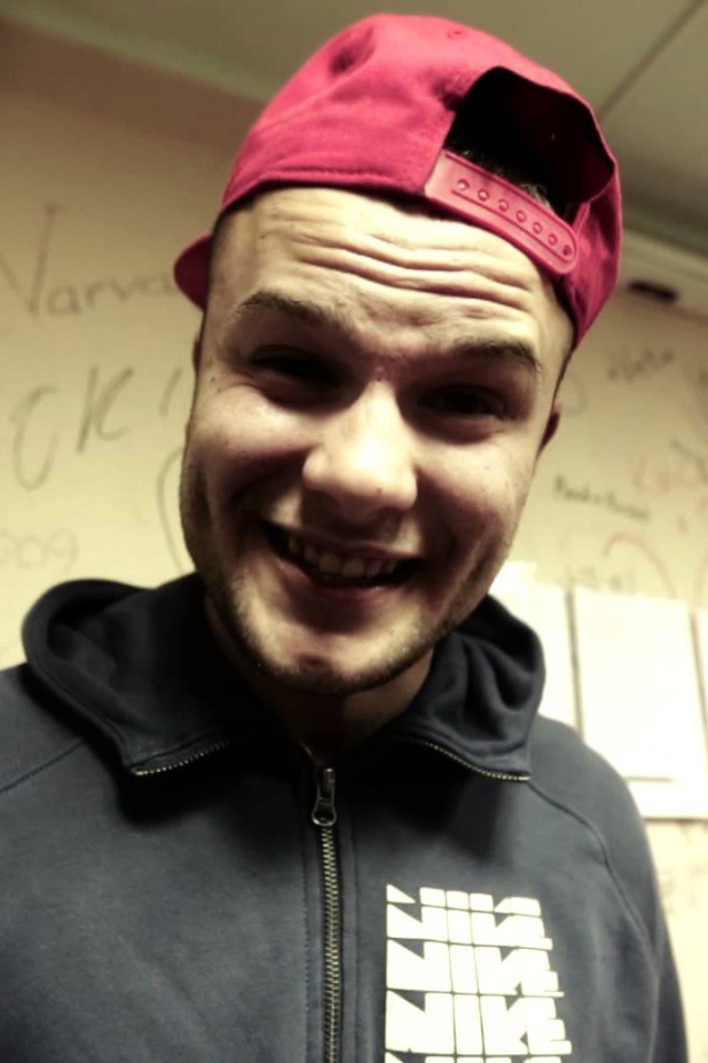 Макс Корж поет песню Небо