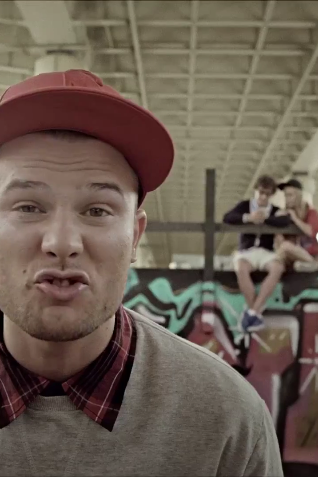 Макс Корж поет песню Где Я