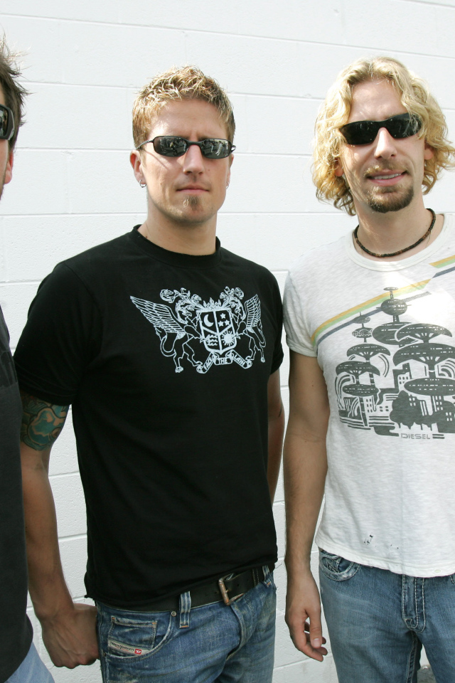 Никелбек в очках