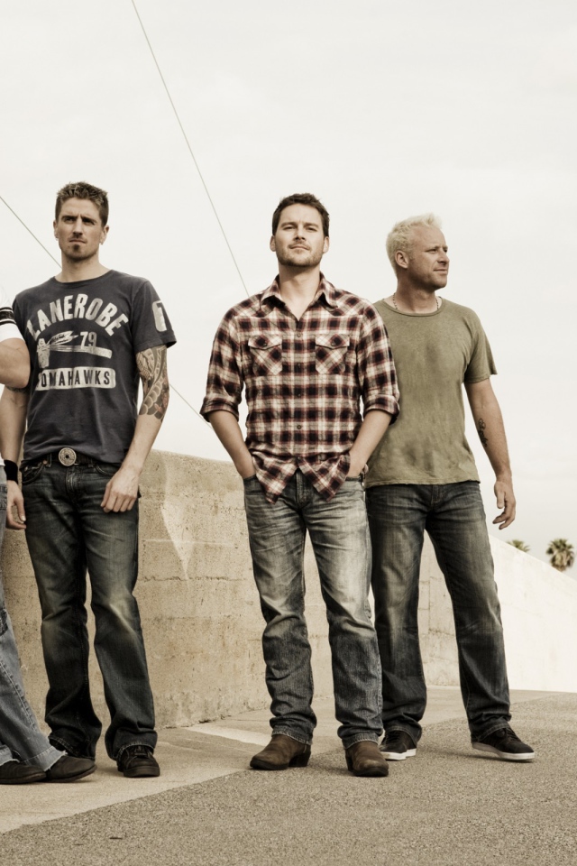 Никэлбек на улице