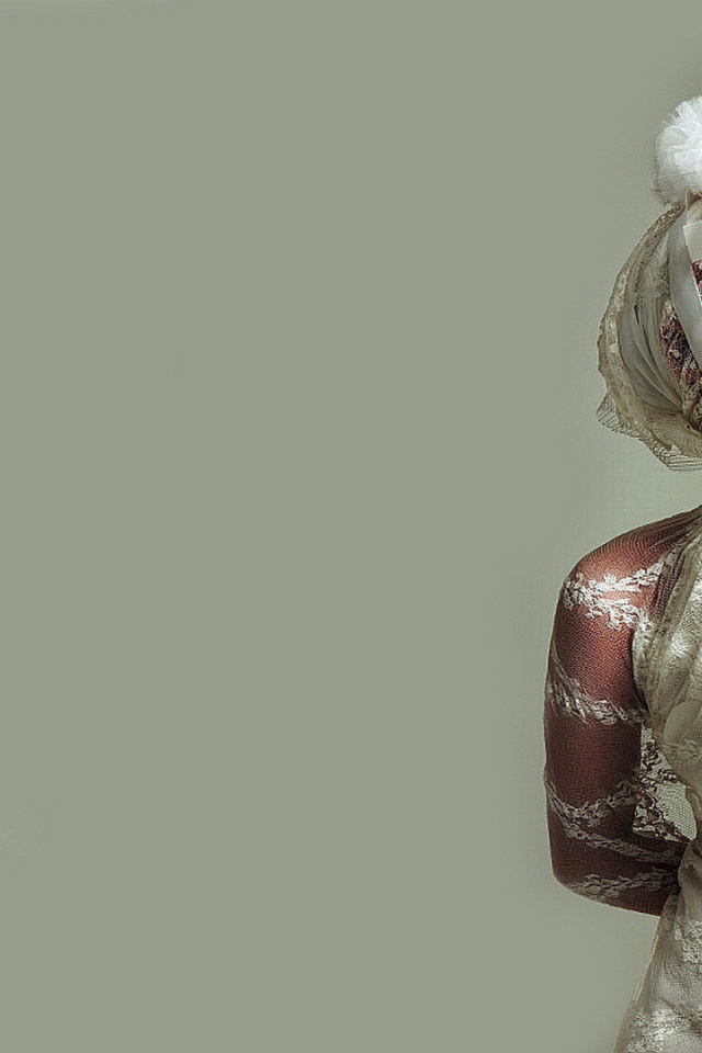 Эпатажная певица Леди Гага на светлом фоне