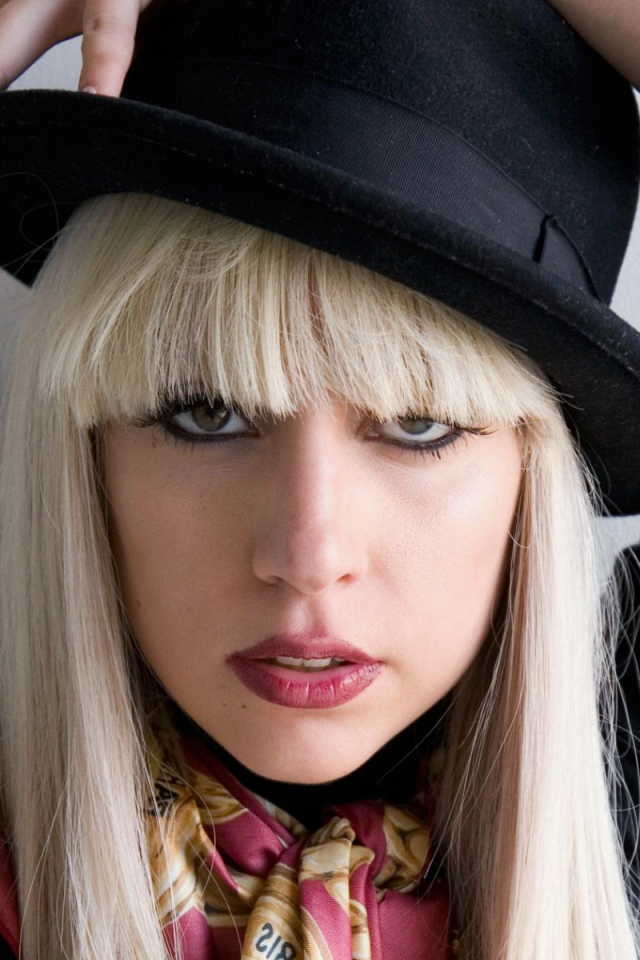 Эпатажная певица Леди Гага в шляпе