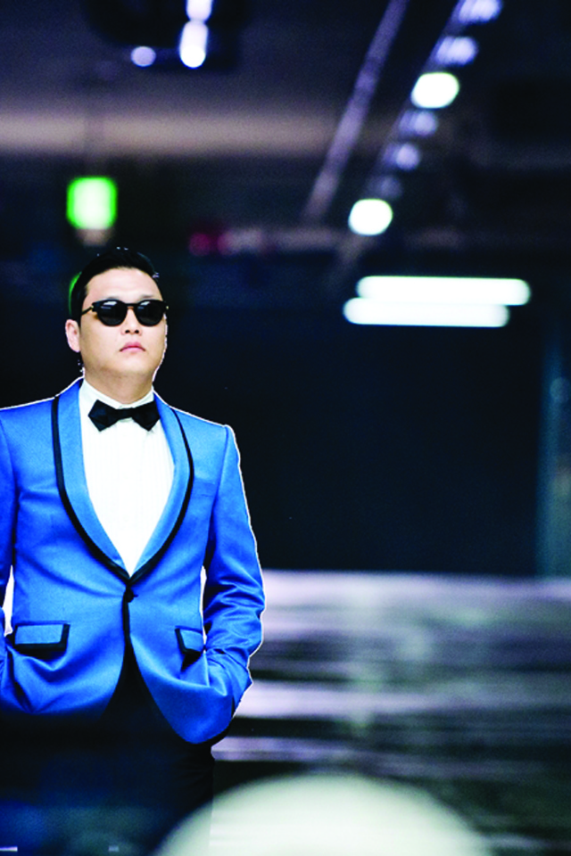 PSY в голубом костюме