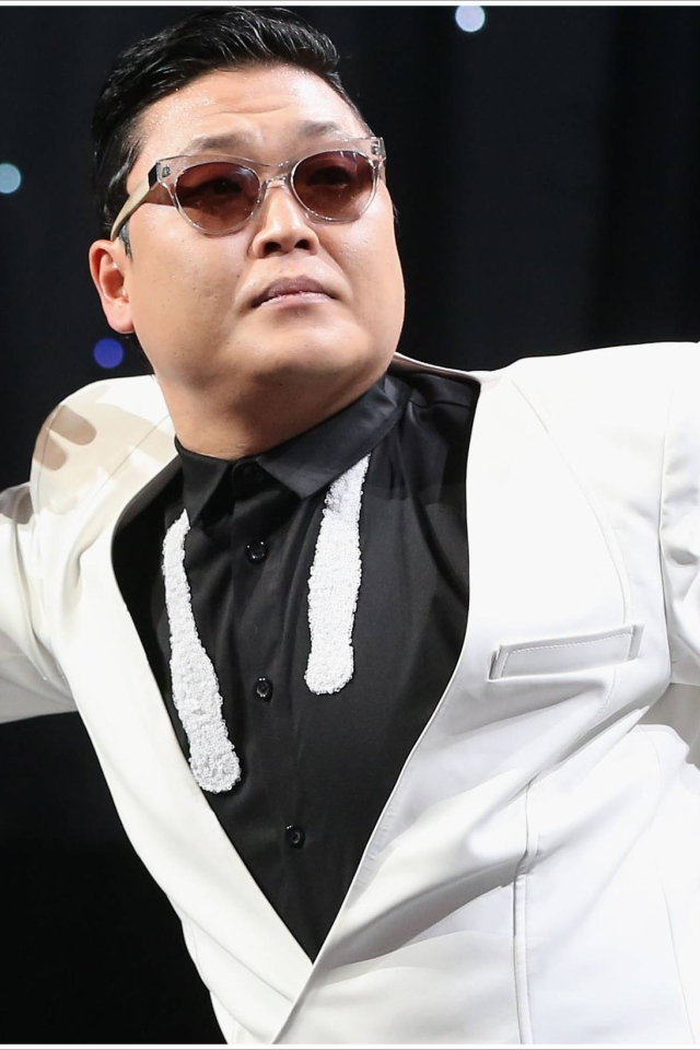 PSY в белом пиджаке