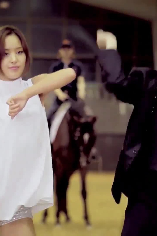 PSY танцует с девушкой