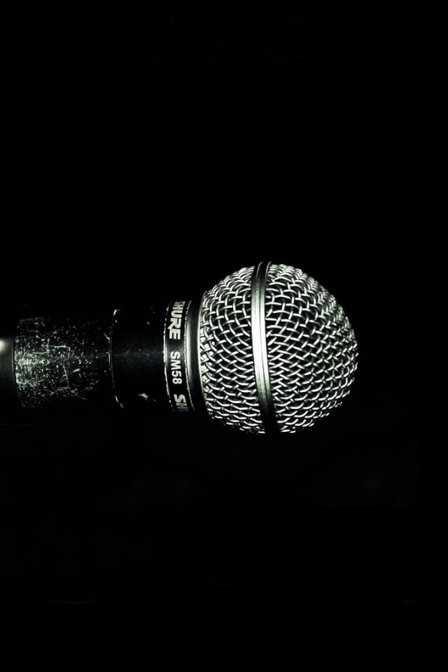 Профессиональный микрофон на черном фоне