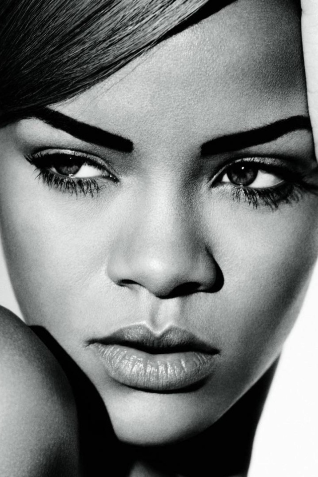 Rihanna сердитый взгляд