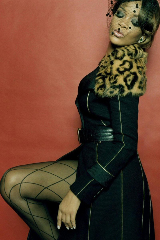 Рианна в черном платье