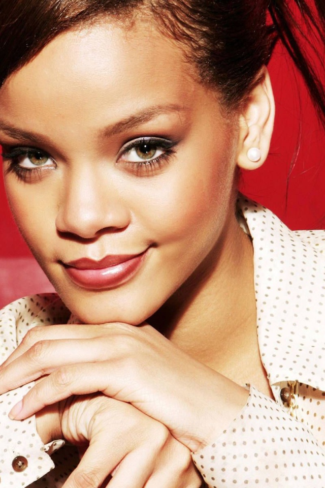 Rihanna в белой рубашке