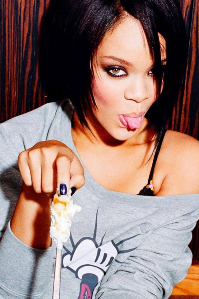 Рианна показывает язык