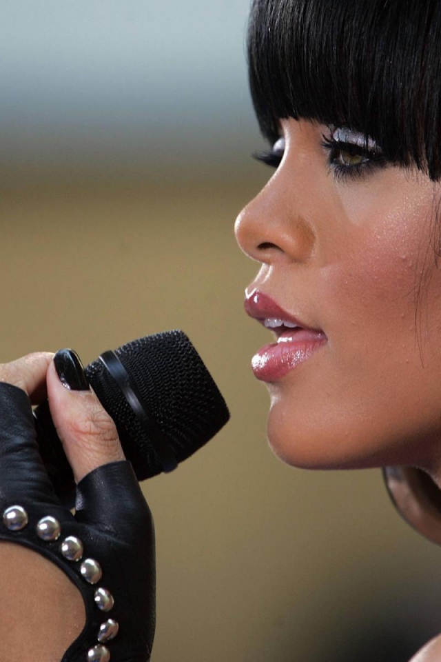  Рианна поет свою последнюю песню