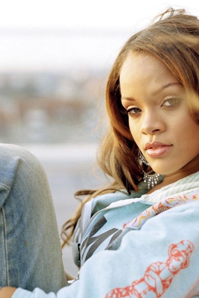 Rihanna на стуле