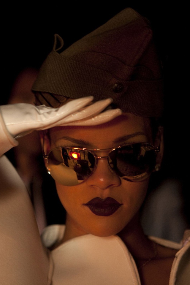 Рианна позирует как солдат