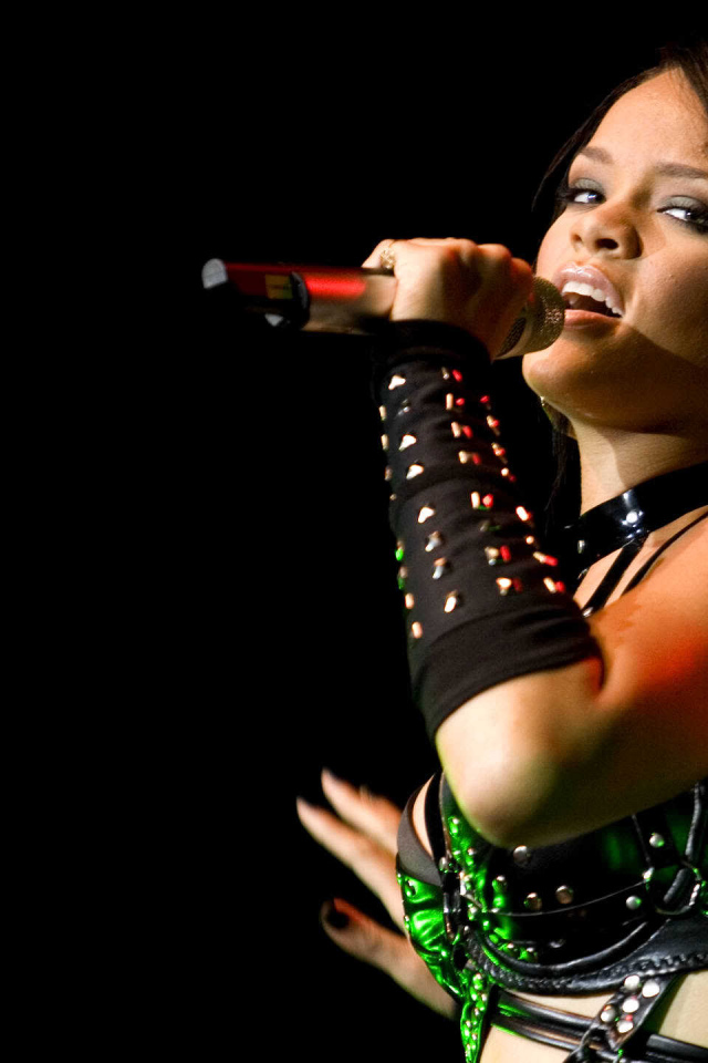 Рианна поет свою новую песню