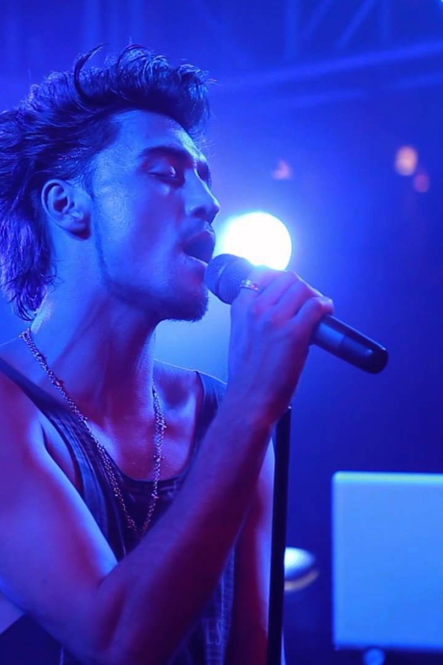 Певец Дима Билан поет песню Малыш