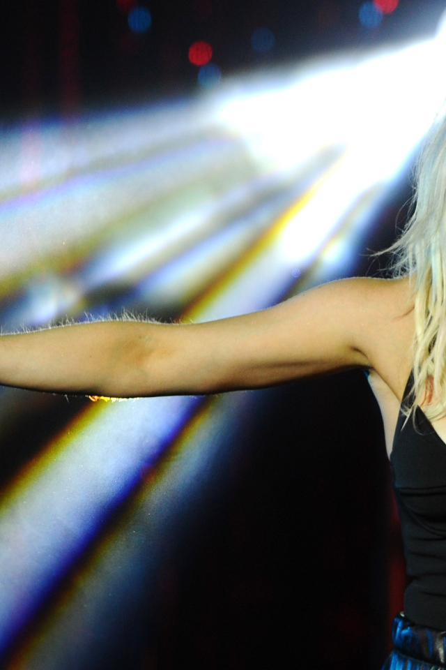 Певица Ellie Goulding исполняет песню Burn