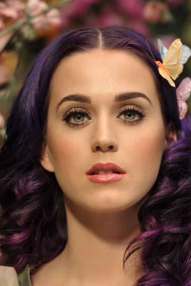 Певица Кэти Перри на фоне цветов