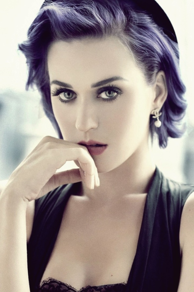 Певица Кэти Перри задумалась