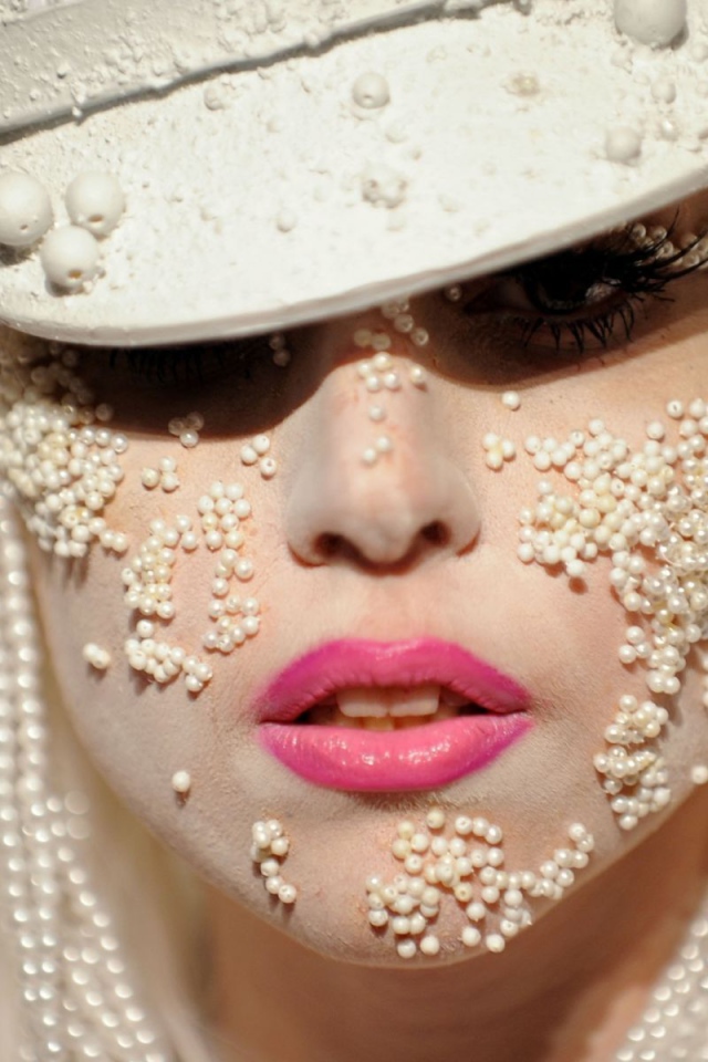 Певица Леди Гага в бусинках