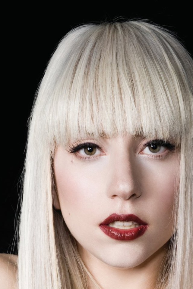 Певица Леди Гага на чёрном фоне