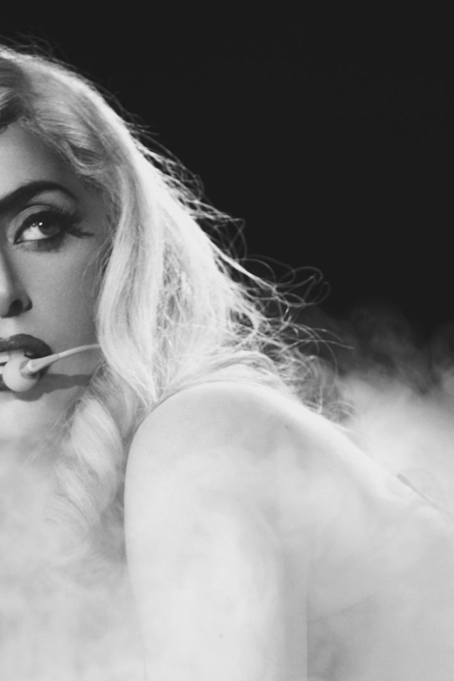 Певица Леди Гага выступает