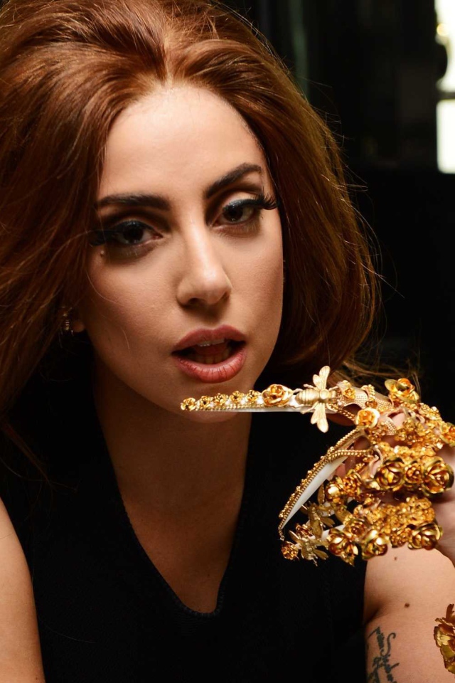 Певица Леди Гага с коричневыми волосами