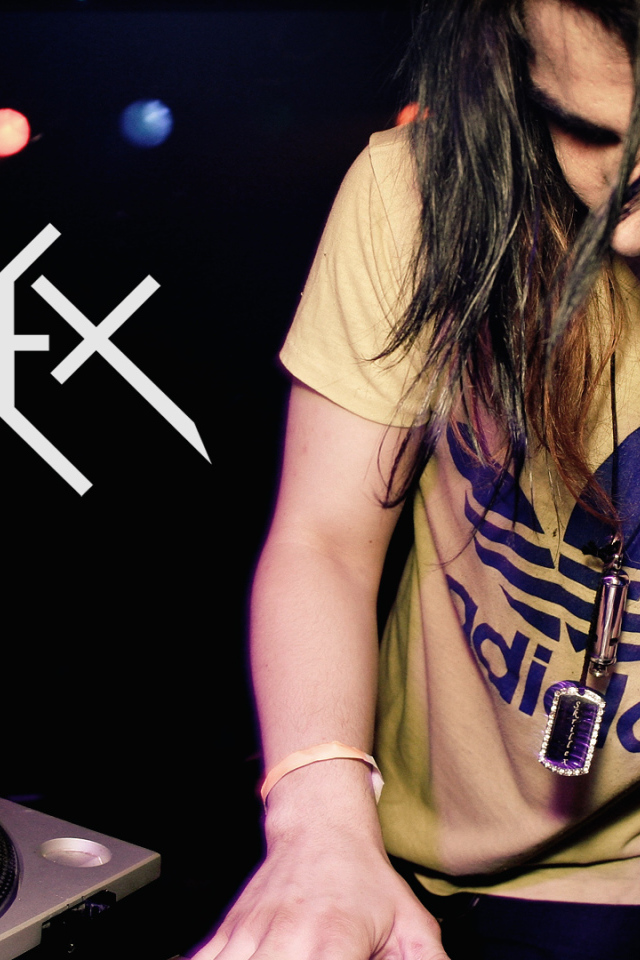 Skrillex в Adidas желтой футболке