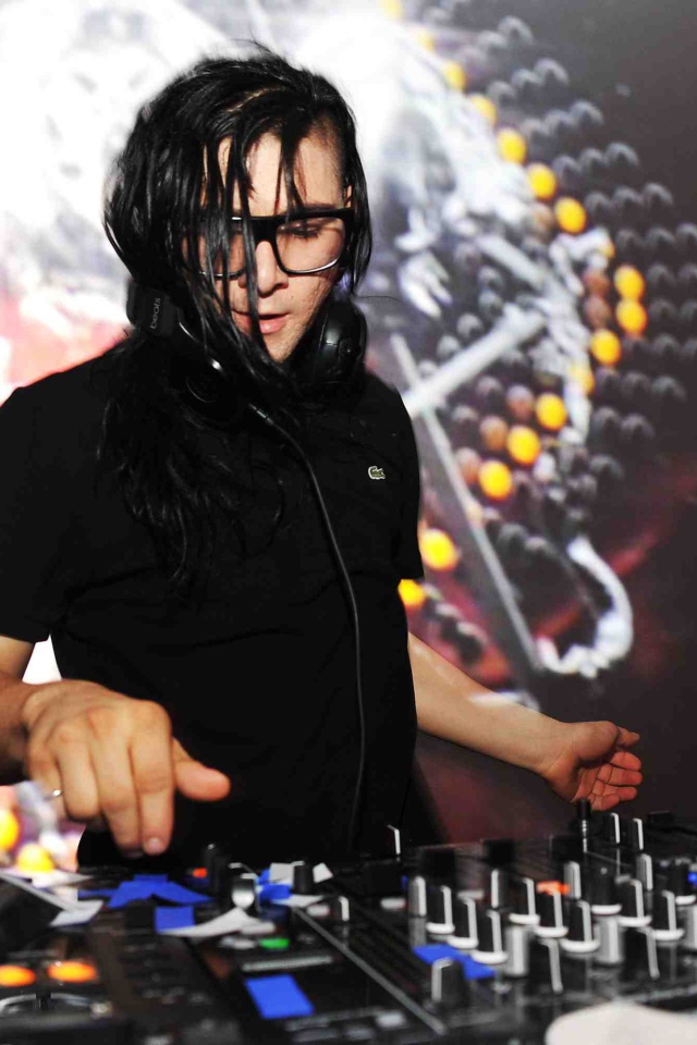 Skrillex играет новые треки