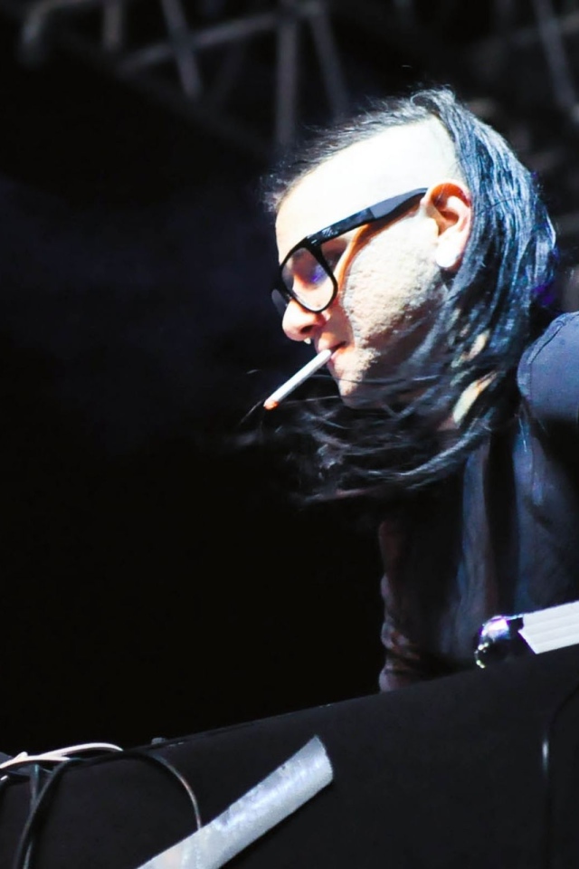 Skrillex курит сигарету во время выступления