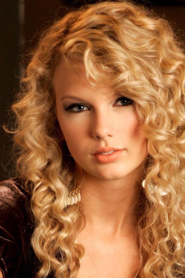Taylor Swift вьющиеся волосы