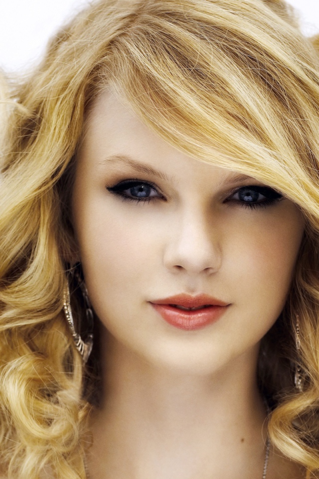 Taylor Swift милой улыбкой