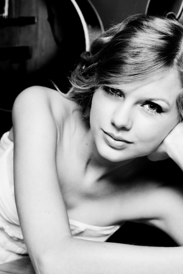 Taylor Swift в черно-белом