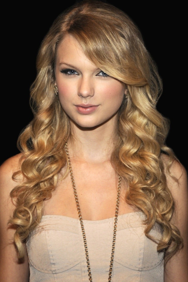 Taylor Swift в черном фоне