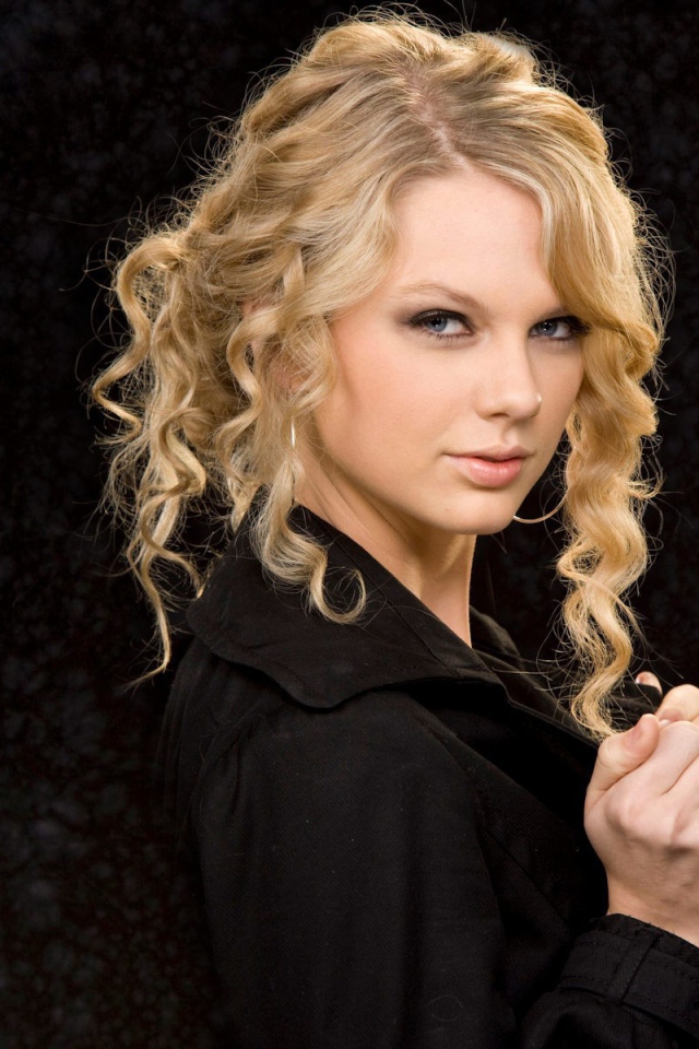 Taylor Swift в черном свитере