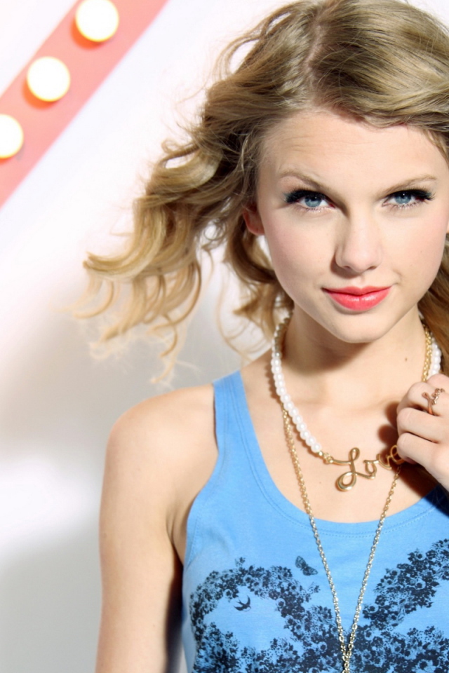 Taylor Swift в голубом платье