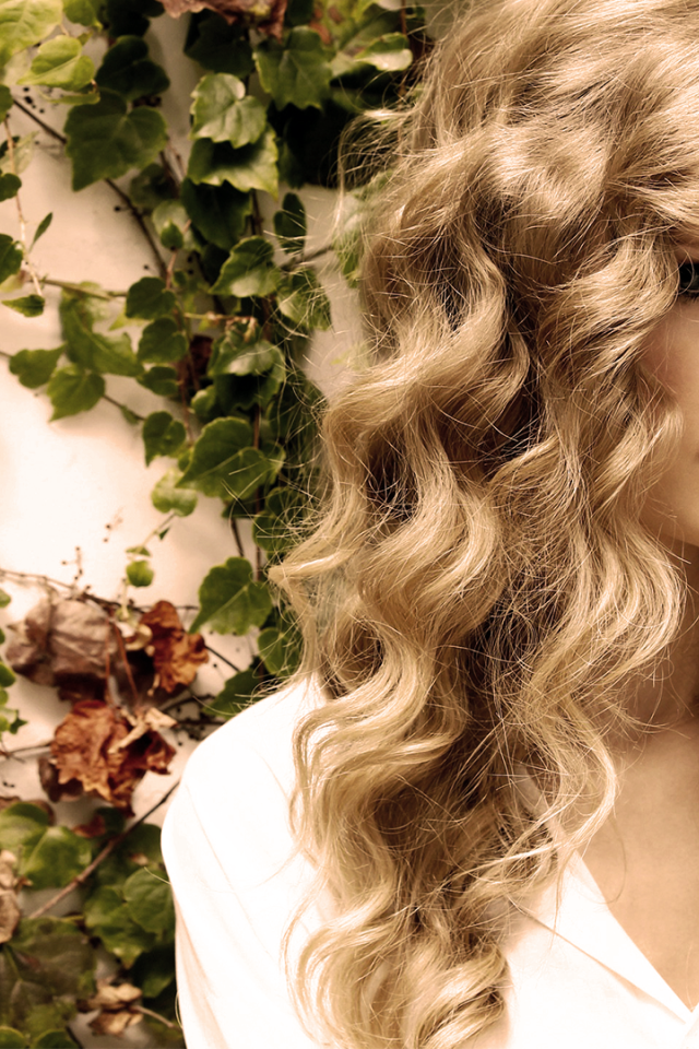 Taylor Swift в саду