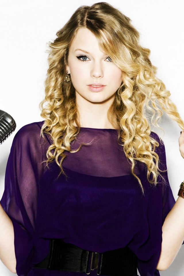 Taylor Swift в фиолетовом платье